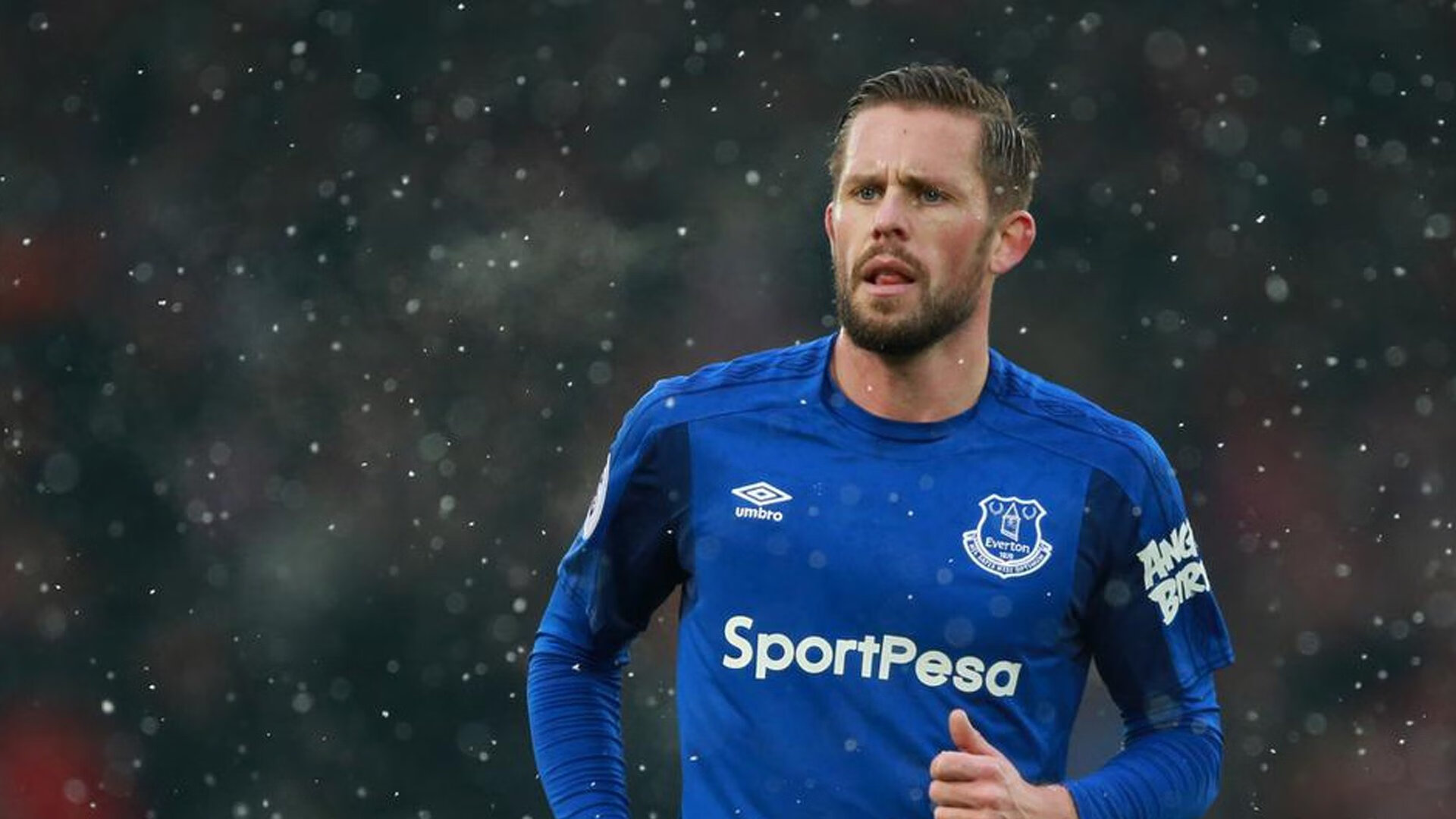 Uzi在C9比赛中表现优异，出色发挥引发热议！全场沸腾不已